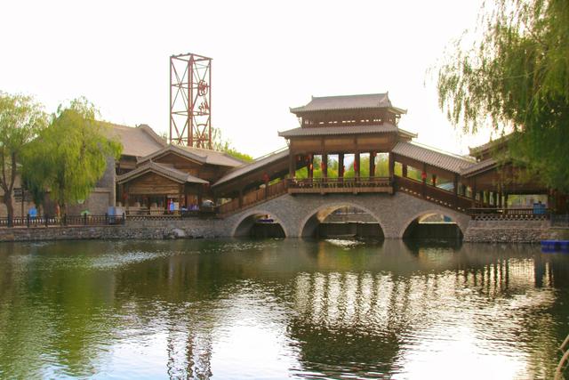 张掖丹霞口文旅小镇，古城建筑与民俗文化相融合，充满了江南风韵