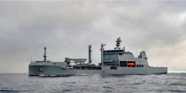 高市帮手到位，最大战舰闯台海，解放军7舰押送，国防部再发警告