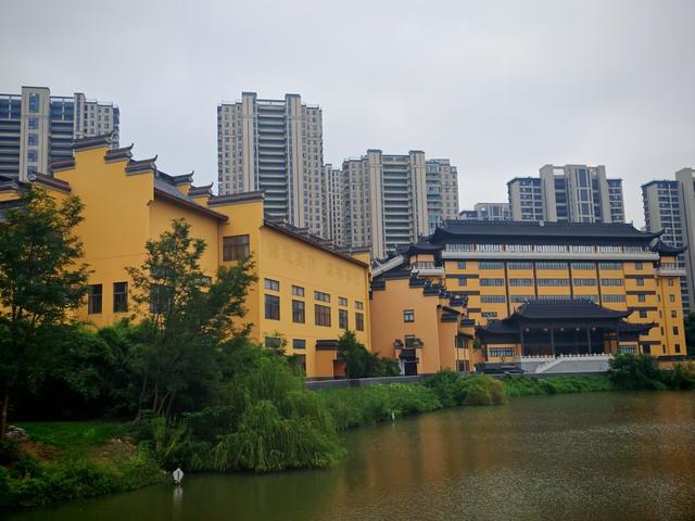 帝王之乡，眼镜之城，当年解放上海也从这里启程