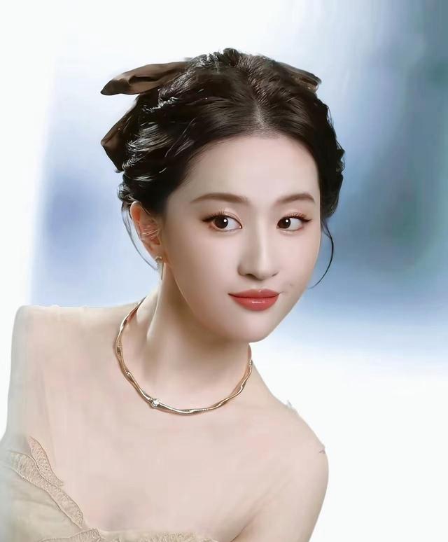 德芙选代言人太绝了，女演员皮肤好到让人嫉妒，合作效果意外