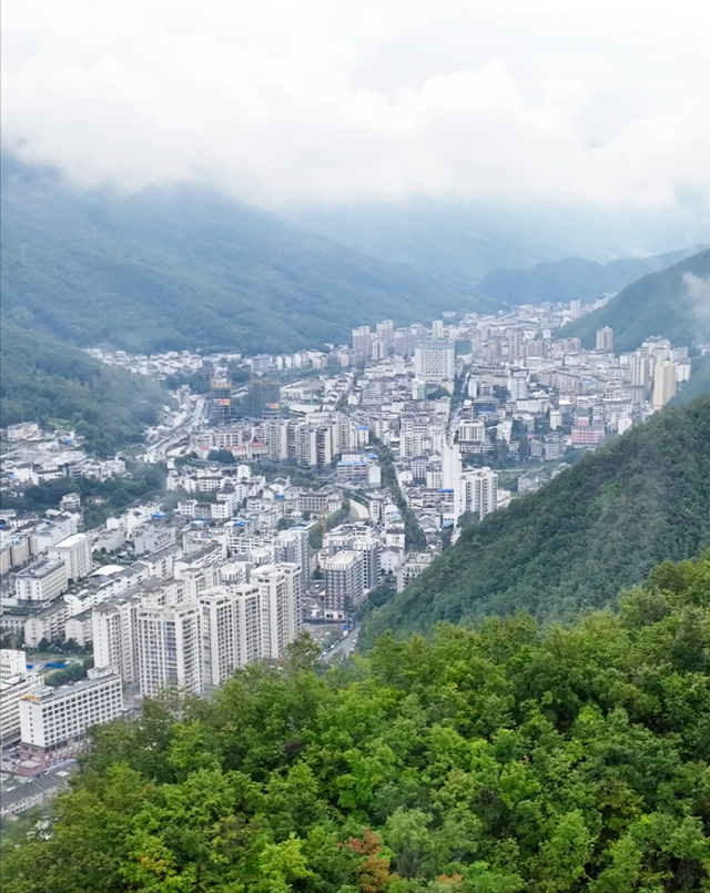 湖北有一个藏在深山密林中的避暑胜地，人少景美，被誉为华中凉都