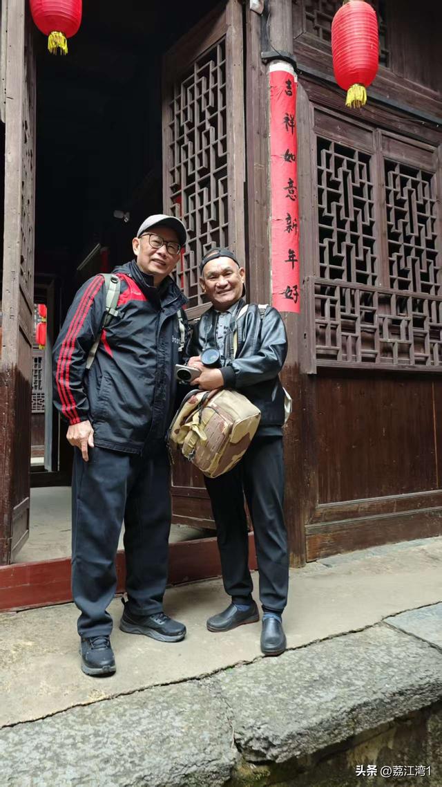 游长岗岭古村，观飘黄银杏