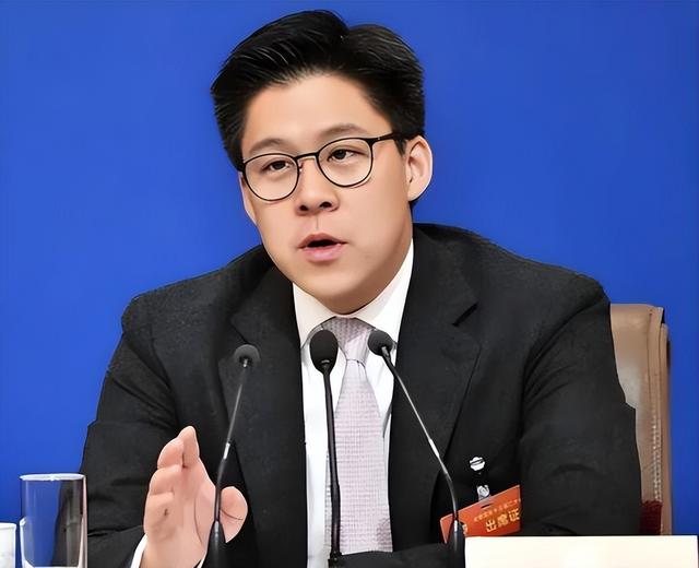 李嘉诚也没想到	，80岁担任全运会火炬手的霍震霆，给自己上了一课