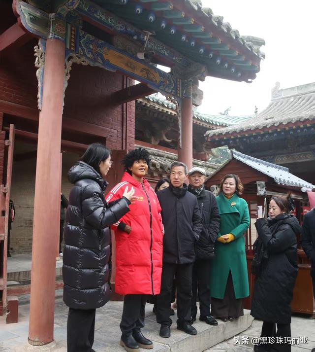 黑珍珠玛利亚到访运城 朝圣关帝庙传中非情谊