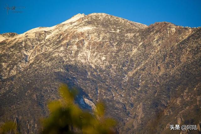 大理虽没下雪，但苍山之巅已是银装素裹，远眺和仰望都挺好看