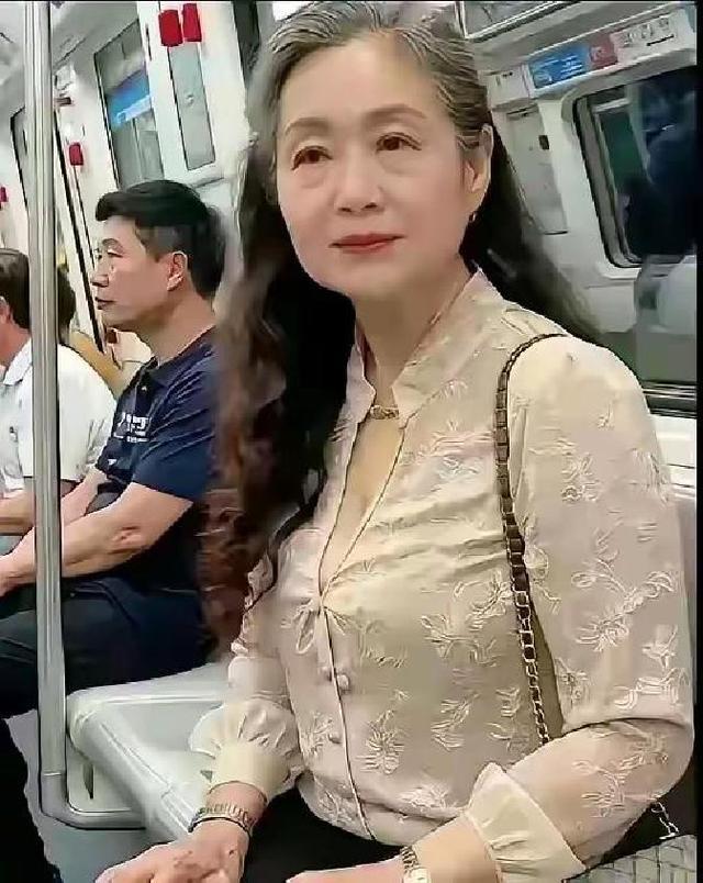 70岁奶奶地铁穿低领衣引热议！网友怒喷：这把年纪真不知羞耻