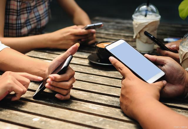 消费主义套路深？攒钱难买真自由，年轻人盲追财富，谁设定的门槛