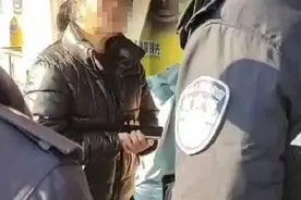 女子捡手机索要千元不给就扔河里！派出所：只能协商不能强制 律师：法律规定拾得人有返还义务图片