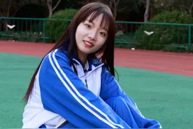 重庆初中一女学渣为厕所写了一副精彩对联，校长看后都拍手叫绝图片