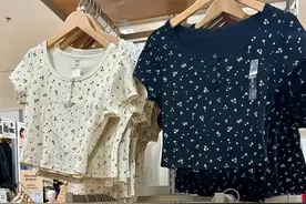 联名款也变短紧小，优衣库全面拥抱辣妹风，抛弃普通人图片