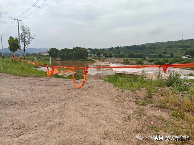 昨天大雨后我们走沿河路逆流而上，看弥河大水