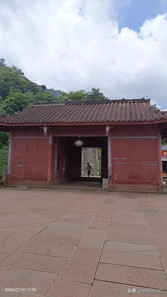 夜爬峨眉山 我花了15个小时