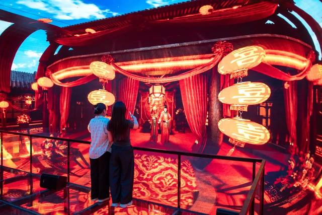 秋光正好，登高祈福正当时！台儿庄古城复兴楼“登高祈福”活动已开启，愿你拾级而上，步步皆好运！