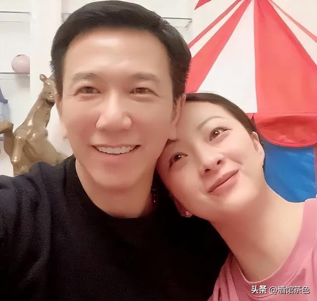 演员温兆伦现状：定居北京，61岁不显老依然帅气，10岁女儿很漂亮