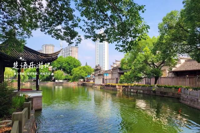 浙江宁波最具诗意的风景，荷花亭台相互映衬，古韵盎然景美如画