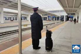 新春走基层：揭秘高铁司机！“手舞足蹈”忙对“暗号”！图片