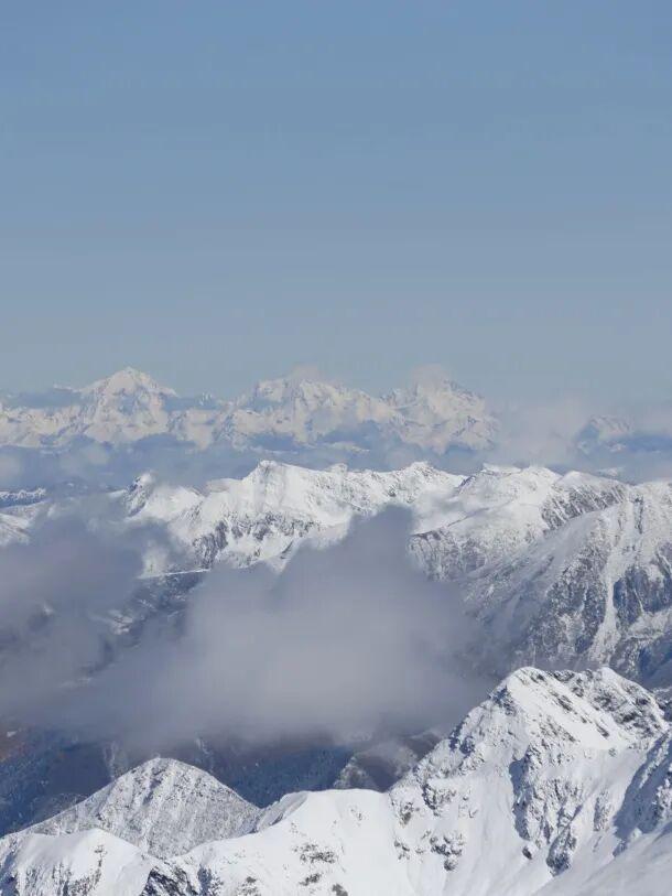 达古冰川 “季节盲盒” | 山顶雪堆成画，山下彩林留余韵