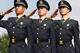 现役军人外出购物玩耍，要穿啥衣服？图片