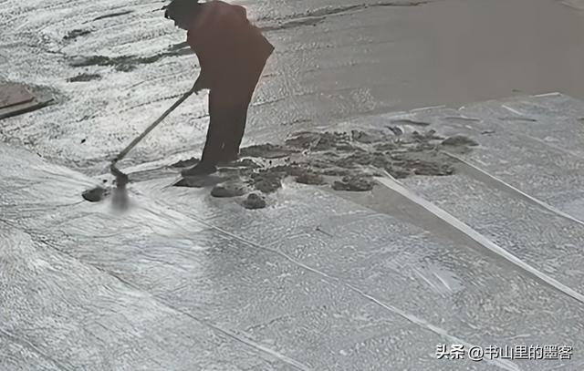 老人破坏水泥路面后续：民警走了又挖，村干部曝内情，子女被牵连