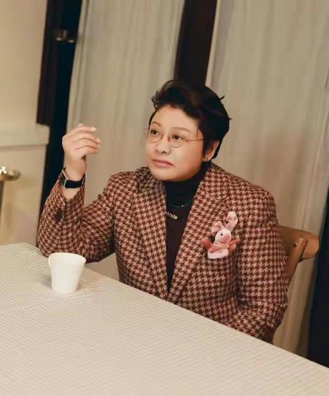 天哪，韩红变化太大了！打扮得真好看，美得我都差点没认出来。