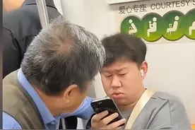 老人拖拽小伙要求让座后续：身份曝光，退休金过万，难怪如此嚣张图片