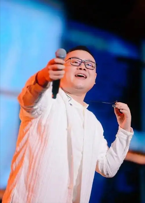 岳云鹏潘玮柏给组合取名“蓬勃”
