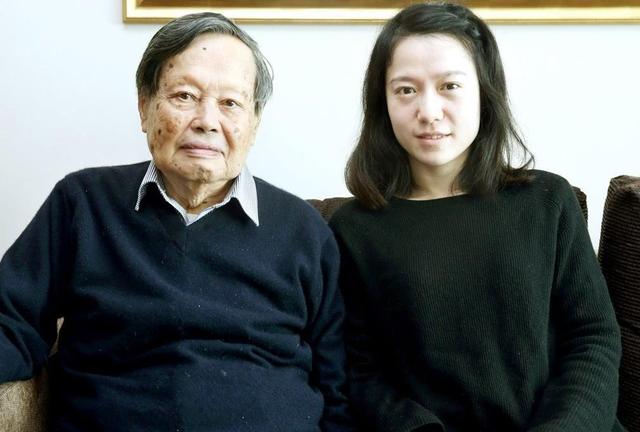 事实证明，嫁给大54岁杨振宁的“糊涂人”翁帆，才是真正的赢家