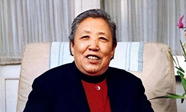 她15岁入党，18岁和主席结婚，如今92岁仍健在，却几乎不出来露面