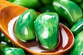 泡腊八蒜时，直接加醋就错了，牢记“3要3不要”，腊八蒜1天变绿图片