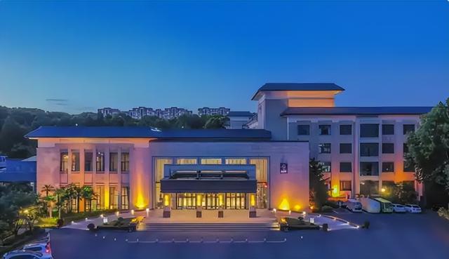 钓鱼台国宾馆住一晚多少钱？据说24小时武警守卫，是真的吗？