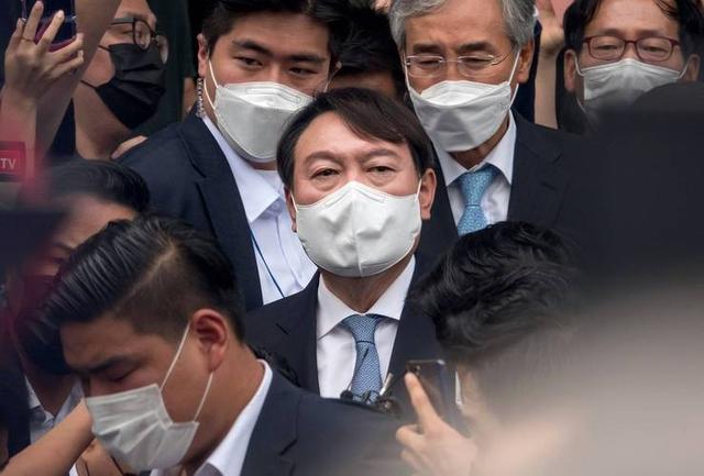 李在明忍无可忍，65岁的尹锡悦拒捕不顾颜面，不穿外衣在地上撒泼打滚，狱警拉都拉不走