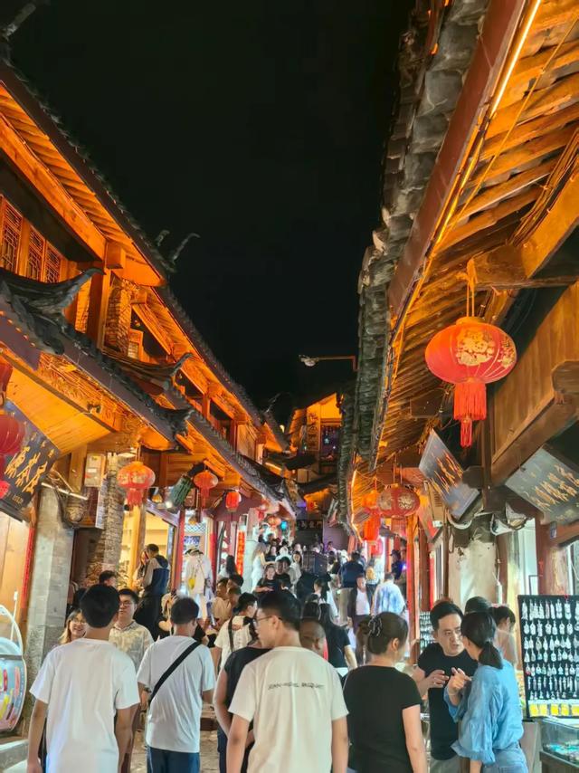 逃离40℃高温!我在丽江20℃的夏夜里,找到了最治愈的人间烟火