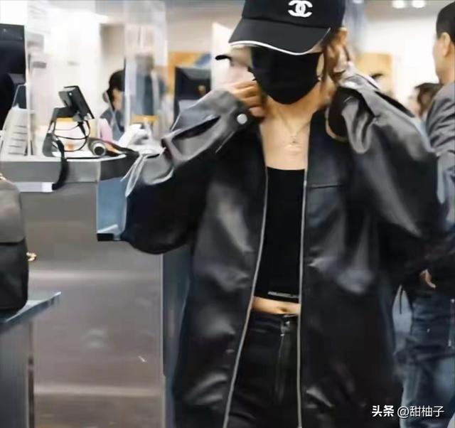 陈梦夺冠后返程北京，穿搭大胆	，吊带配皮衣露出腰线，差点认不出
