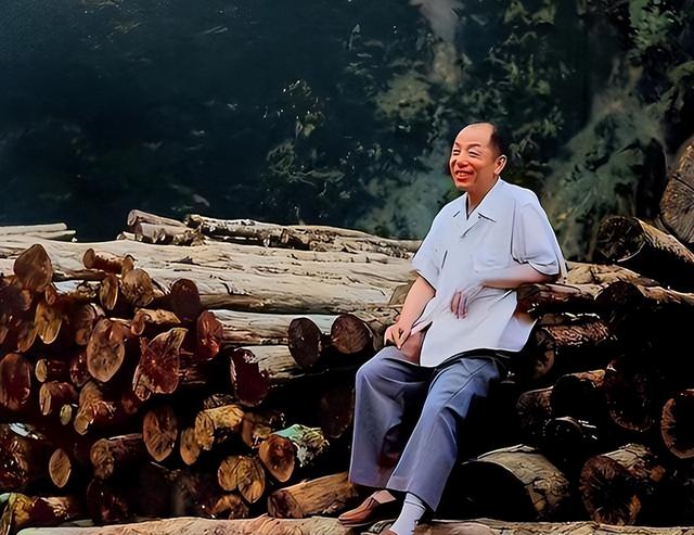 1985年	，蒋经国宴请张学良，留下的一张合影，3年后去世！