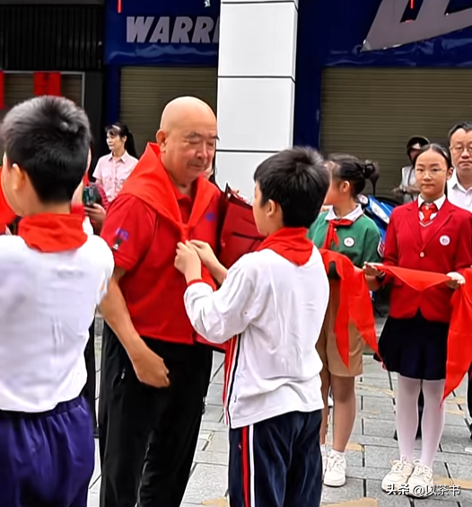 75岁梁戈亮今定居北京，是北大医学部教授，曾让癌症寡母活到81岁