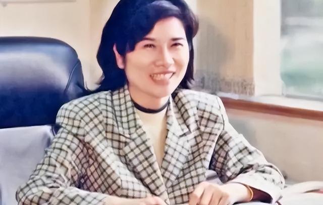 董明珠逛成都太古里，穿粉装大笑毫无架子，70多岁仍在拼事业