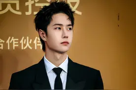 搞抽象还是真文盲？王一博发言再现脑袋空空，主持人全程尬笑不止图片