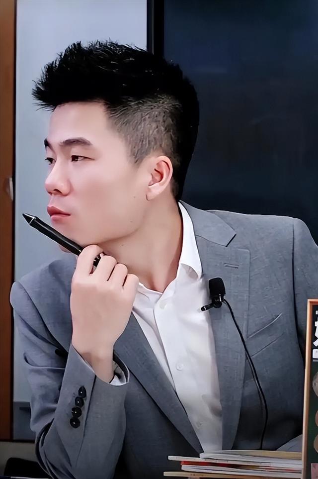 官媒发文，高调官宣32岁董宇辉喜讯，全网恭喜，终于等到这一天