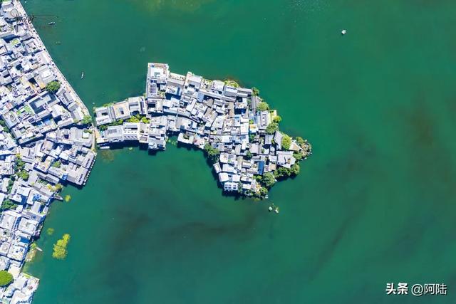 玉几岛是洱海必打卡景点之一，远可眺苍山十九峰，近能观洱海碧波