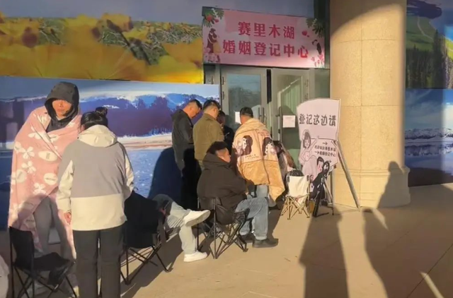 赛里木湖，为啥突然成了 “爱情圣地”？背后有玄机！