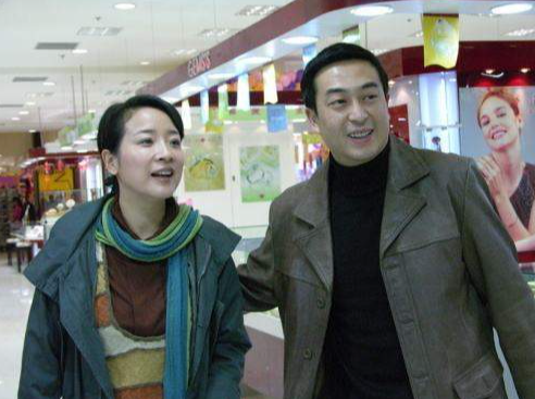 她是国家一级女演员，多次给丈夫戴绿帽，重病丈夫坐轮椅也不离婚