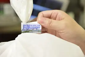 外卖员不用办健康证了？网友吵翻了图片