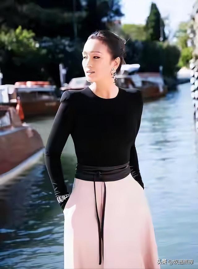 天呐！巩俐这身材太惊艳了，胸围几乎到肚脐，状态却依旧十分亮眼