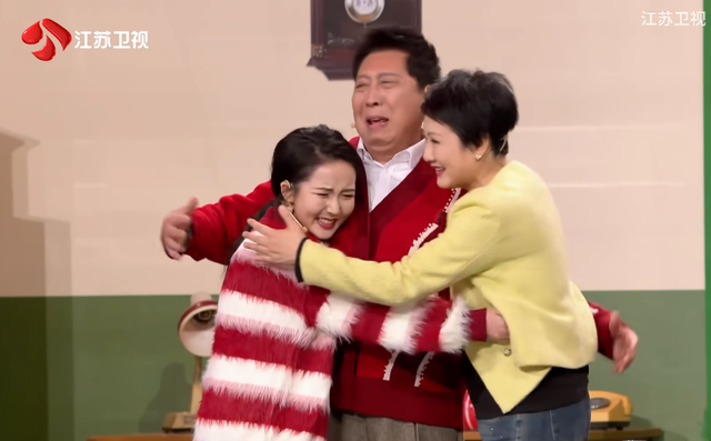 于朦胧坠亡后，62岁张凯丽发文看哭全网，一个举动让人意料之外