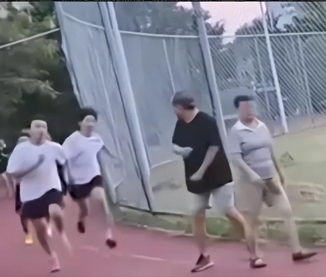 太嚣张了！湛江事件引众怒，网友：骨子里的坏，停发退休金
