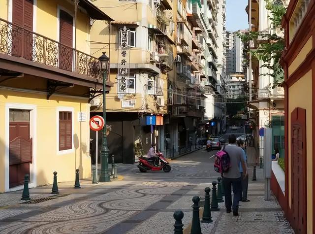 大三巴牌坊没说话，18年了，澳门怎么把老城区过成“活遗产”？