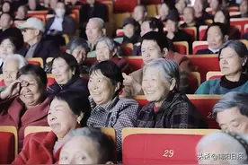 11月11日、12日，《困皇陵》《临江驿》上演，惠民大戏声动白河畔——南阳曲剧，听着就是美！图片