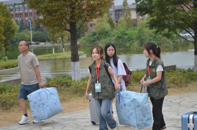 笑麻了！江苏女苦读12年，大学离家门1.4公里，4分钟路程让她崩溃