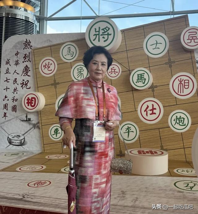 78岁汪明荃在香港出席国庆升旗仪式和庆祝酒会，穿衣打扮雍容华贵