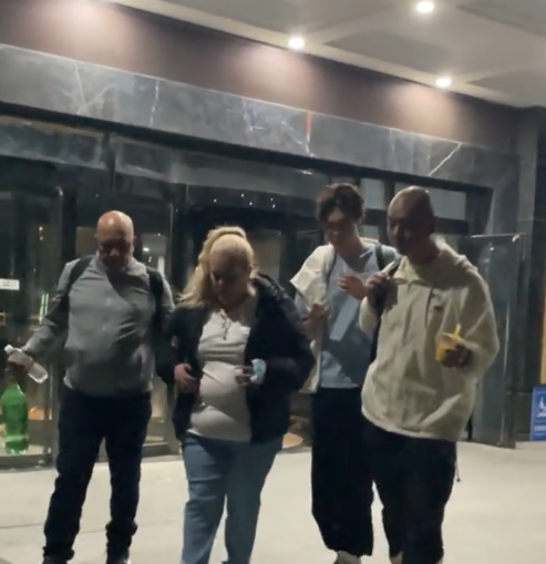 奇娜父母看升旗没哭，看完毛主席却崩溃暴哭，没想到被一小吃治愈